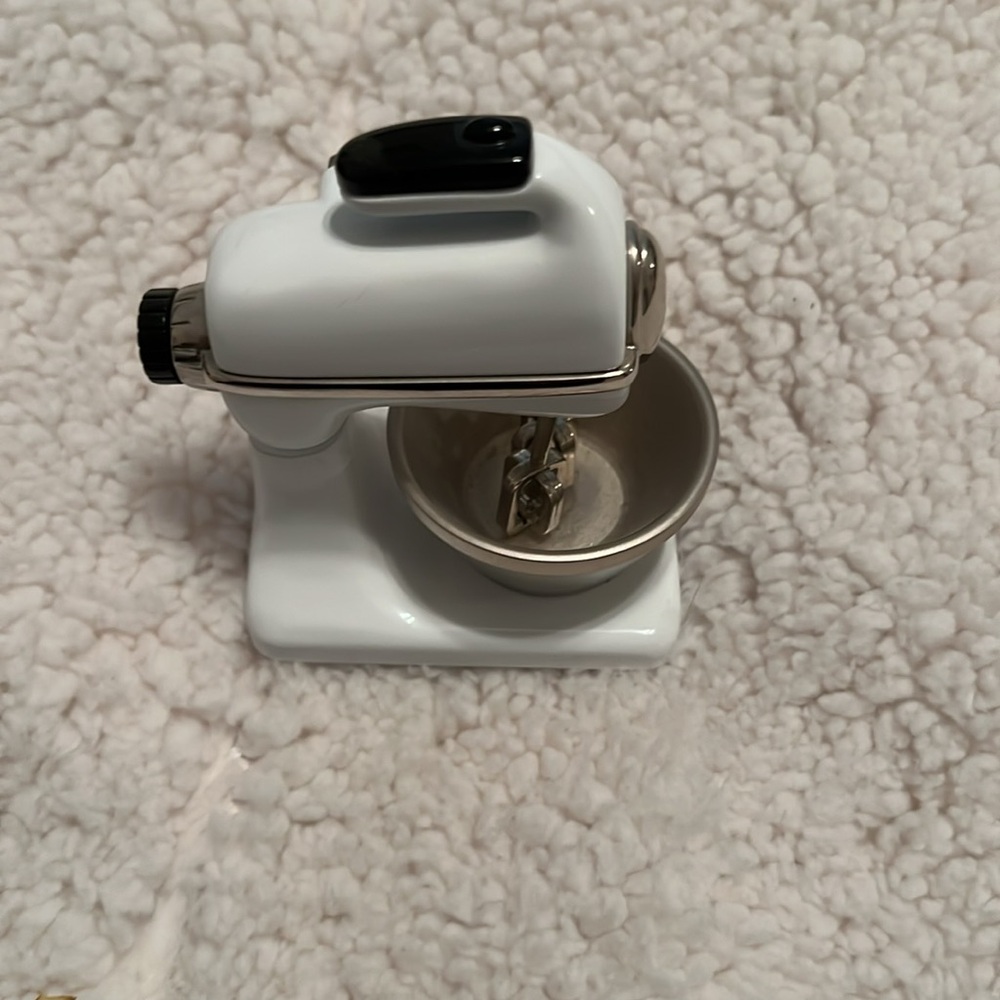 Miniature White Mixer Clock - Picture 2 of 3